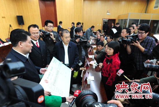 最高人民法院執(zhí)行局局長劉貴祥、河南省高級人民法院院長張立勇親手為申請執(zhí)行人員發(fā)放執(zhí)行款