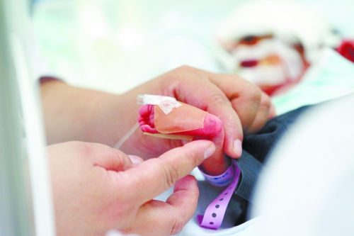 早產(chǎn)兩個月，孩子的生命之路更需要親人的陪伴。