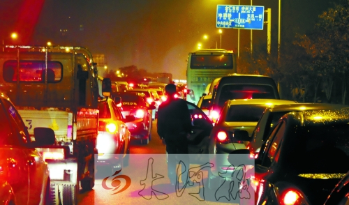 上周五晚上7點多,東風東路車輛擁堵,一個多小時只能前行100米。