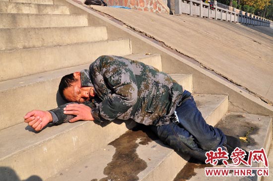 這名男子的衣服以及褲子全濕透了，水從衣褲里流出來(lái)，嘴里散發(fā)著濃烈的酒氣。