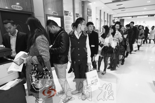 昨天,除復(fù)印材料處有新人排隊(duì)外,金水區(qū)民政局婚姻登記處大廳內(nèi)處未見新人排隊(duì)的火爆場(chǎng)景。