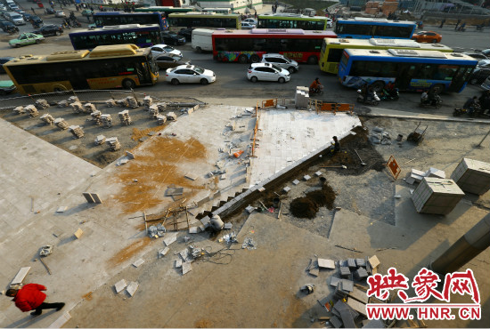 二七廣場站的施工人員正在對路面進(jìn)行還路工程 二七廣場站的施工人員正在對路面進(jìn)行還路工程