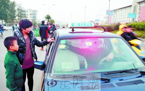 看見(jiàn)有帶小孩的乘客，王師傅都會(huì)遞上字條，提醒乘客。