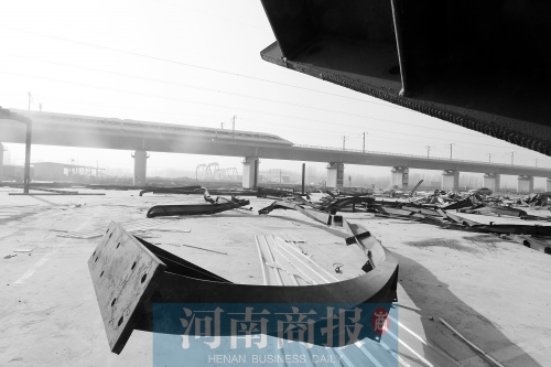 　鐵路兩側(cè)，不少建筑物已經(jīng)被拆除