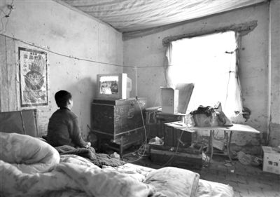 11月21日，武文英小兒子中午放學(xué)回家坐在床上看電視，母親進(jìn)看守所之后，小兒子變得沉默寡言。