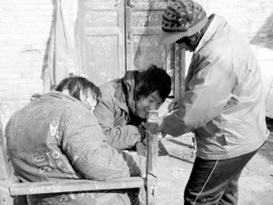 去年年初，武文英和雙胞胎腦癱兒子。圖片來(lái)源/《周口晚報(bào)》