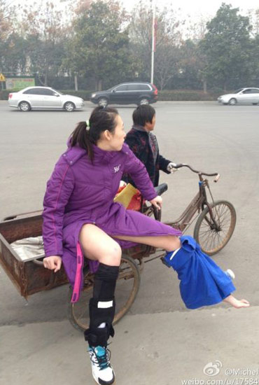 楊婕與朱婷相撞受傷下場-街頭大媽三輪送賓館。