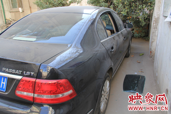 12月12日，鄭州金水區(qū)一小區(qū)汽車(chē)車(chē)窗被撬