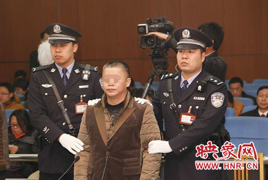 被告人被法警帶上法庭時，身上沒有戒具，也沒有剃光頭。（圖片來源于微博@豫法陽光）