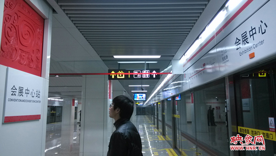 會(huì)展中心站，兩塊牌子的站點(diǎn)名稱英文翻譯也不相同