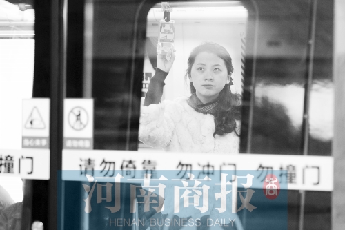 首個上班高峰，地鐵乘客以年輕的上班族為主