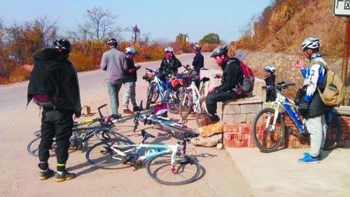 1月21日，他們路過湖南中路鋪鎮(zhèn)，在路邊短暫休息。