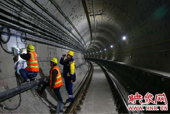 設(shè)施設(shè)備部通號室信號專業(yè)工程師正帶領(lǐng)著同事們進(jìn)行軌道信號轉(zhuǎn)轍機(jī)零件更換。