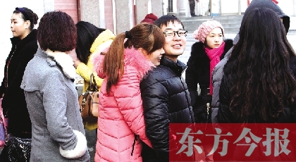 在鄭州市二七區(qū)婚姻登記處，新人們在門外排長隊