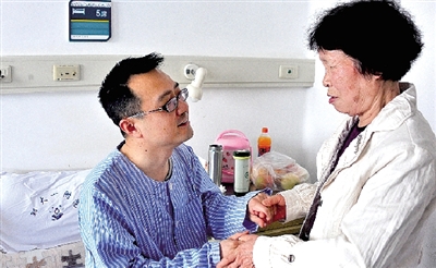 “媽媽,謝謝您的支持!”耿斌拉著媽媽的手。