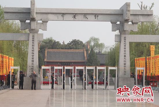 大典入口安檢嚴(yán)格。