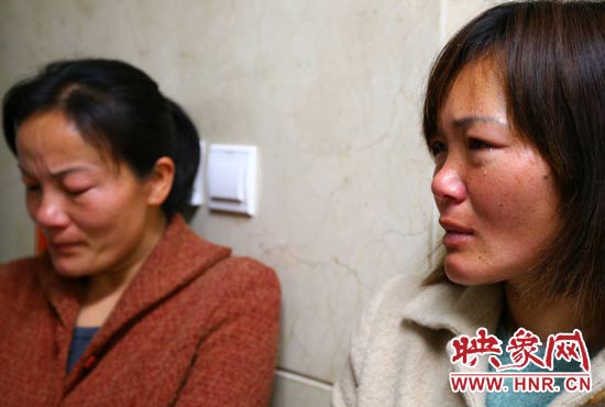 提及現(xiàn)狀，柴小快的女兒不住流淚。