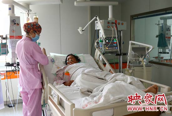 4月4日上午，仍舊躺在重癥監(jiān)護(hù)室里的柴小快正在接受治療。