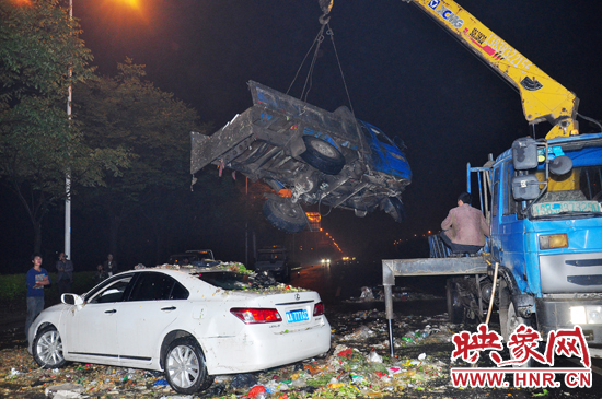 1點(diǎn)40許，兩輛車先后被吊起并拖離現(xiàn)場，停車場的幾位員工將路面清掃干凈，隨后該路段恢復(fù)通行。