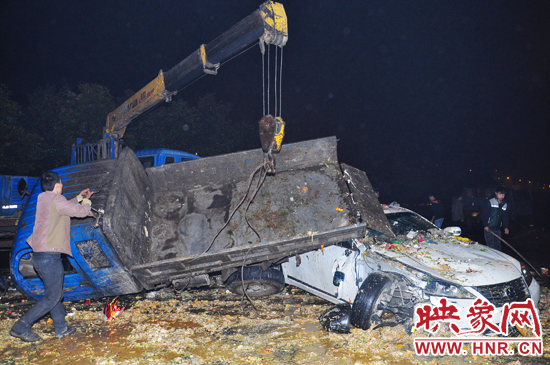 滿滿的一車泔水和垃圾傾瀉而下，鋪撒在路面和凌志車上，數(shù)十米遠(yuǎn)都能聞到泔水的惡臭。