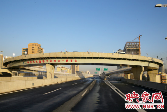 右側(cè)車道為北三環(huán)快速路文化路出口輔道。