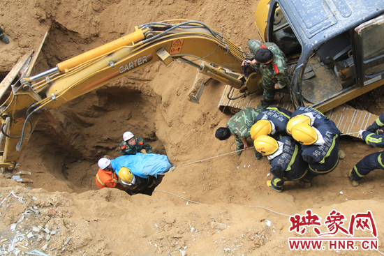 14點(diǎn)10分，經(jīng)過4個多小時的救援，消防官兵發(fā)現(xiàn)被埋男子，現(xiàn)在正從6米多深的塔吊塌方處抬出。