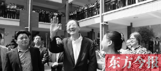 4月23日上午，崔琦偕夫人參觀寶豐一高