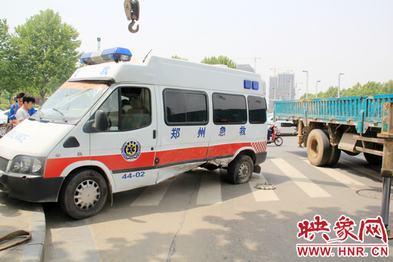 120急救車左側(cè)有一處遭受嚴(yán)重撞擊而凹陷的明顯痕跡 120急救車左側(cè)有一處遭受嚴(yán)重撞擊而凹陷的明顯痕跡