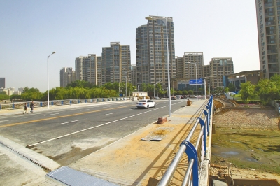 東風(fēng)渠上又一座人車(chē)兩用橋正式通車(chē)。