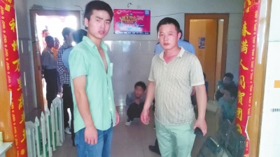 在吳文舉老師的幫助下，王強(qiáng)強(qiáng)（左）從傳銷窩點(diǎn)成功脫險(xiǎn)。