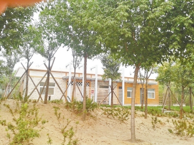 南三環(huán)上的一處公廁掩映在綠樹間，也鎖著門