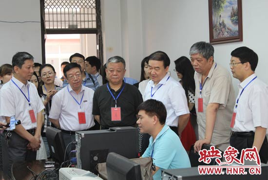 在評卷質(zhì)檢組,工作人員介紹說,今年有四級質(zhì)檢(即小組質(zhì)檢、題組質(zhì)檢、學(xué)科質(zhì)檢、省質(zhì)檢),確保嚴把質(zhì)量