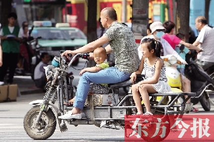 這樣帶著孩子，一個剎車，孩子就有可能摔下車