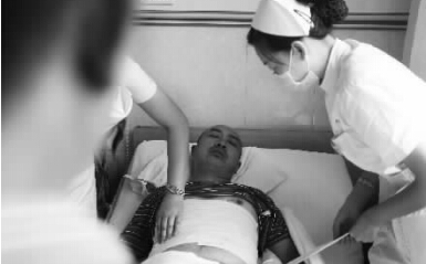 昨天，鄭州市第一人民醫(yī)院，被打傷的鄭州管城區(qū)執(zhí)法隊(duì)員唐建偉在接受治療。