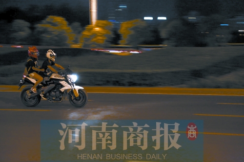深夜，鄭東新區(qū)，不少人騎著摩托車呼嘯而過