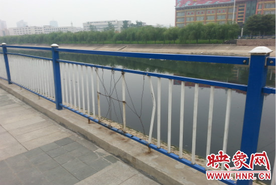 公園內(nèi)多個(gè)護(hù)欄中間的鋼筋條不翼而飛，僅僅是用幾根細(xì)細(xì)鐵絲纏住。