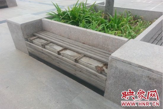 基礎(chǔ)設(shè)施破壞嚴(yán)重，一直無人修理。