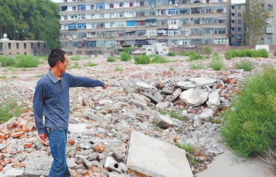 寧寧的父親說(shuō)：女兒就是在這兒被打的。