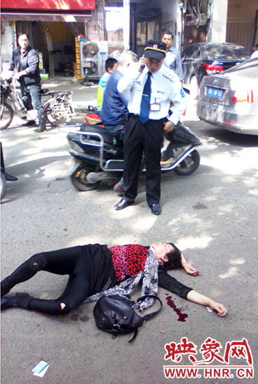 一名老年人當(dāng)場(chǎng)昏迷。