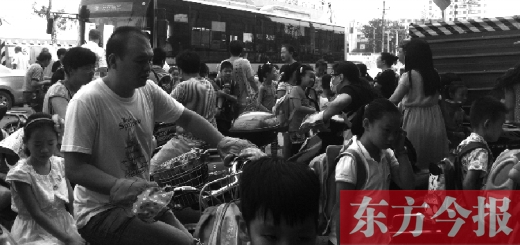 9月4日下午，文化路一小附近，大批陪讀家長接孩子。