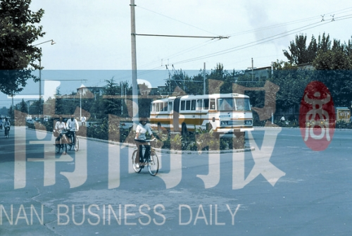 1983年的建設路，已經有了電車