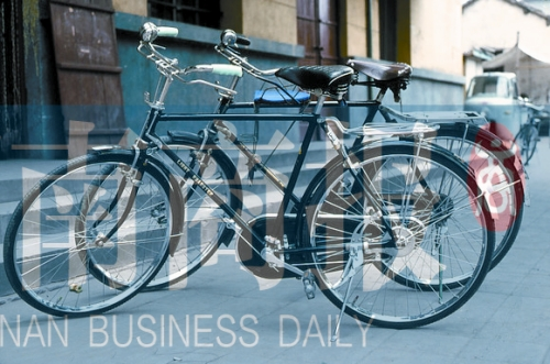 自行車是那時最時髦的交通工具，路邊清一色是“飛鴿牌”