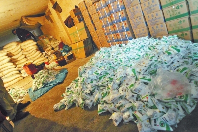 大袋的飼料添加劑氯化鈉經(jīng)過(guò)仿冒加工，就變成了小袋的食用碘鹽。