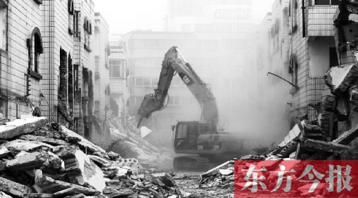 昨日，鄭州市棗莊社區(qū)拆遷現(xiàn)場，揚(yáng)塵漫天，附近居民叫苦不迭