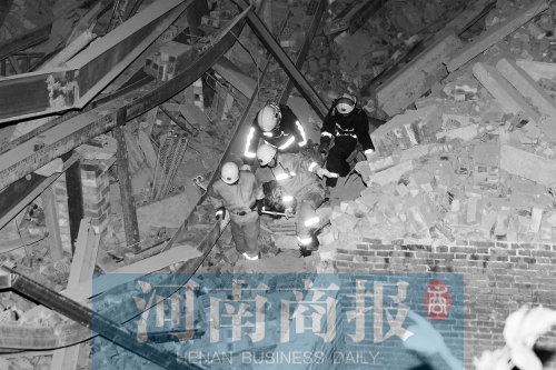 昨晚8點(diǎn)30分，消防員從廢墟中救出一名被埋者