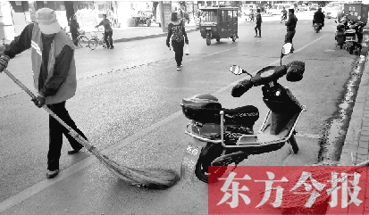 昨日，鄭州市中州大道上，穿梭于車流中上崗的環(huán)衛(wèi)工