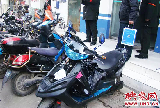 被撬的電動(dòng)車(chē)。