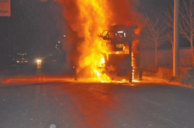 火勢異常兇猛,消防官兵都無法靠近。