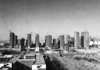 在鄭州市同一地點拍攝的照片，下為1月1日晴朗天氣，上為1月5日霧霾天氣。（拼接圖片）