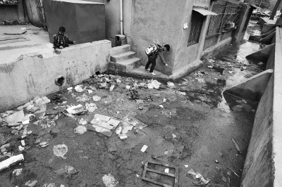 污水溝成了附近的孩子們放學后逗留的場所，十分令人擔憂。